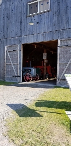 Entrée pour le musée de tracteurs antiques (même type d'entrée pour le 2eme musée)