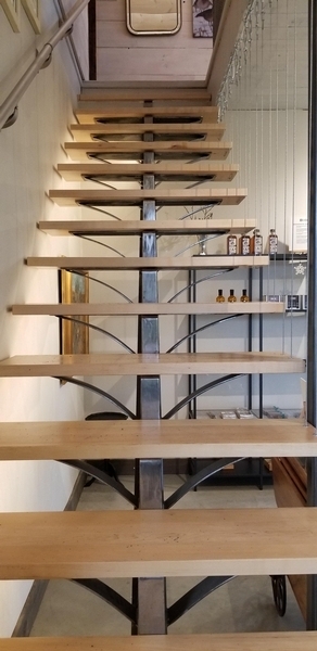 Les escaliers pour aller à la salle d'exposition