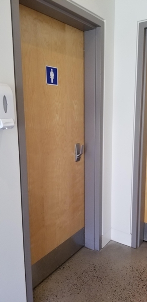 Porte des toilettes (même porte pour les hommes)