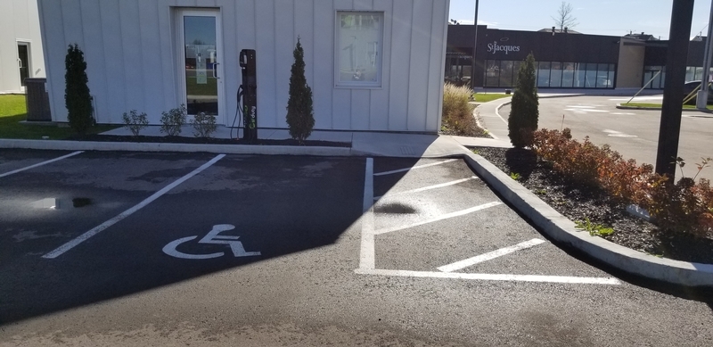 Stationnement pour personnes à mobilité réduite, derrière la boutique
