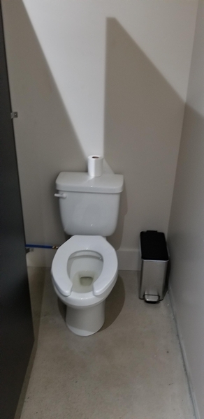 Cabine de toilette non-accessible coté Femme