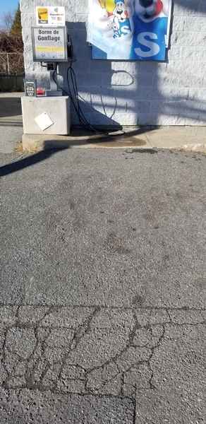 Bateau de trottoir du stationnement vers l'entrée 