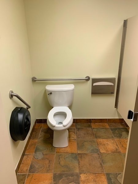 Salle de toilette près de la réception