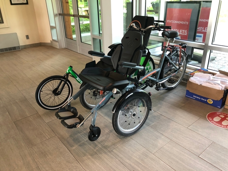 Vélo adapté avec place pour les personnes handicapés situé à l'avant, disponible en location