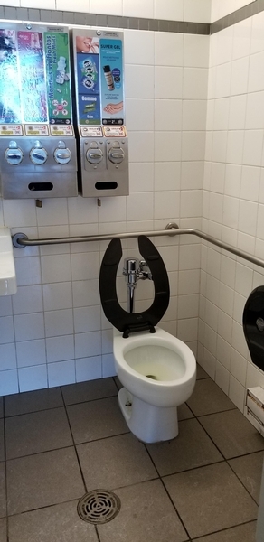 Intérieur de la toilette des hommes