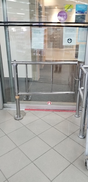 Porte pour personne à mobilité réduite (porte utilisée pour sortir aussi)