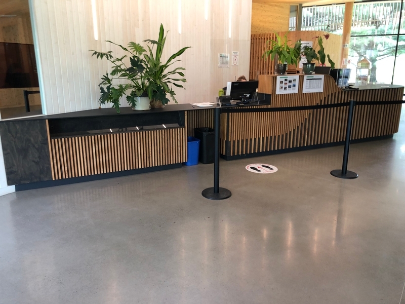 Comptoir d'accueil accessible à l'intérieur du Centre de découverte et de services