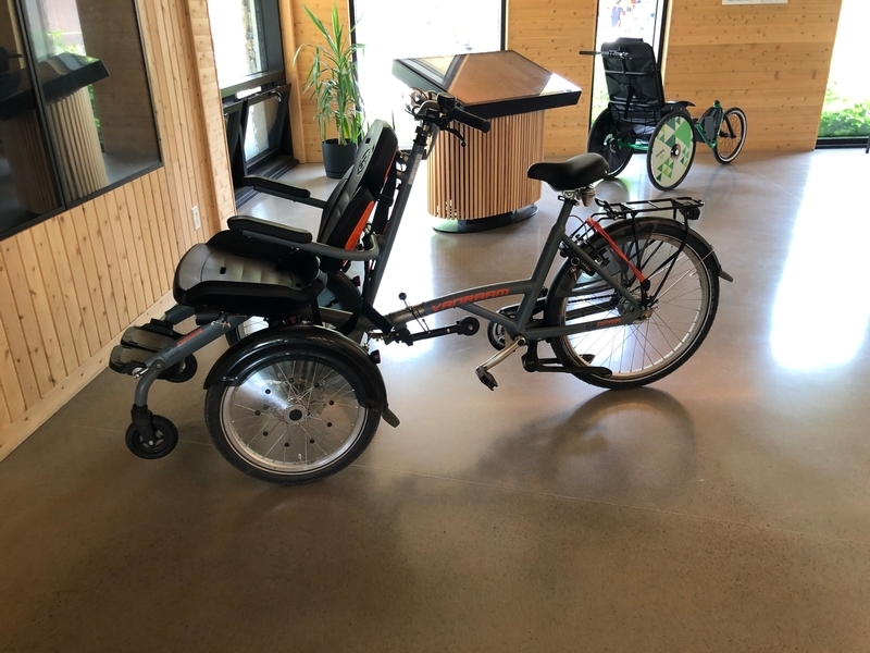 Présence d'équipements accessibles disponibles à la location : vélo adapté situé au Centre de découverte de services