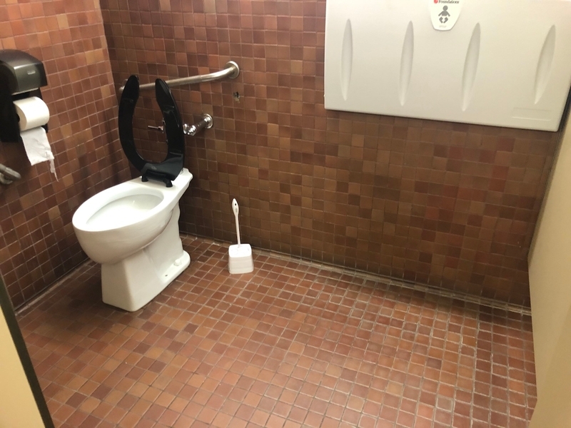 Cabinet de toilette hommes situé au 2e étage