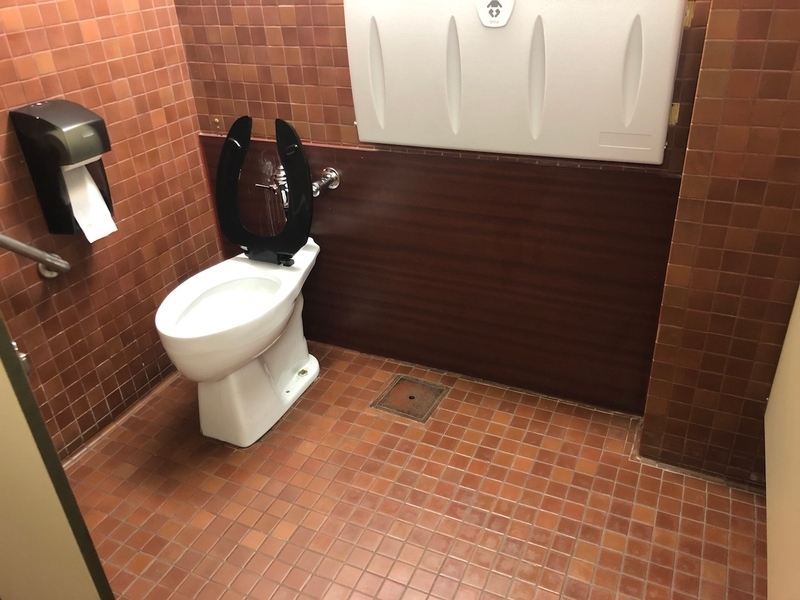 Cabinet de toilette hommes situé près de la salle de spectacle