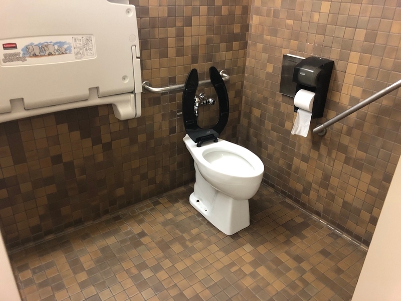 Cabinet de toilette femmes située au 2e étage