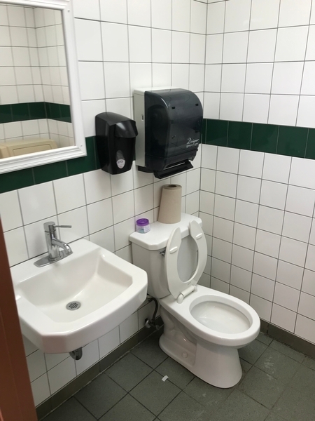 Toilette hommes à cabinet unique non accessible
