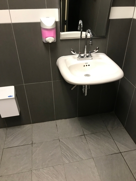 Lavabo salle de toilette à cabinet unique
