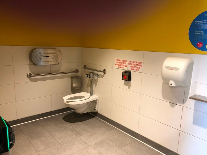 Intérieur de la salle de toilette universelle