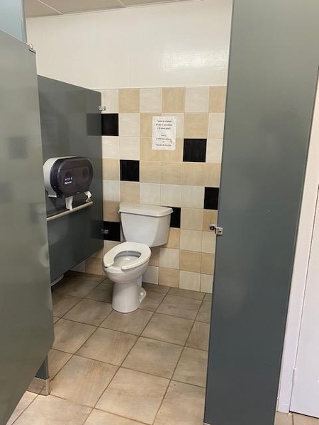 Cabine de toilette aménagée pour les personnes handicapées