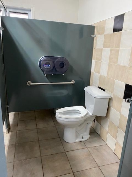 Cabine de toilette aménagée pour les personnes handicapées