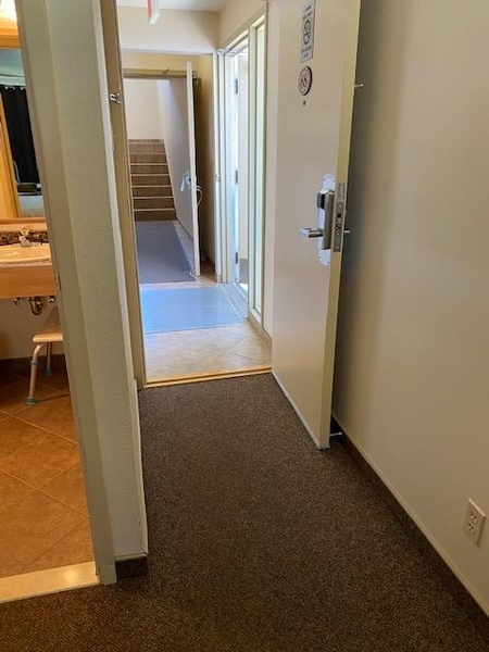 Porte d'entrée et corridor menant à l'intérieur de la chambre