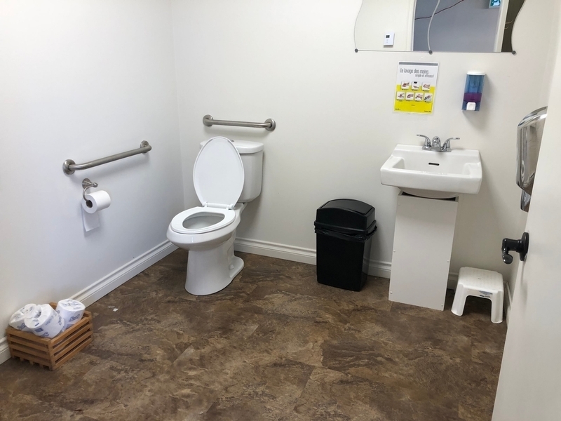Salle de toilette universelle accessible