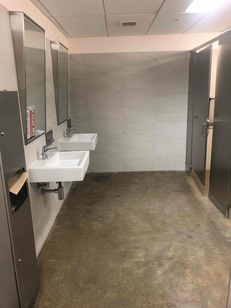 Salle de toilette pour hommes située au sous-sol