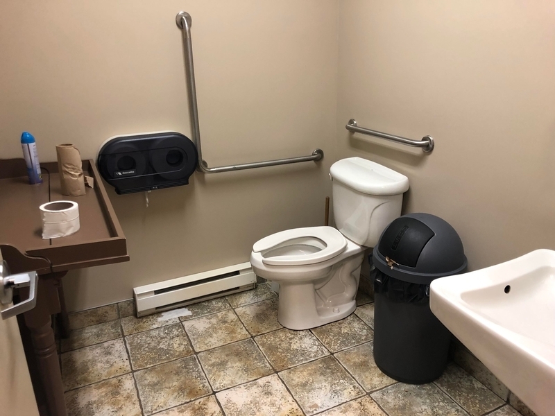 Salle de toilette universelle avec accès restreint