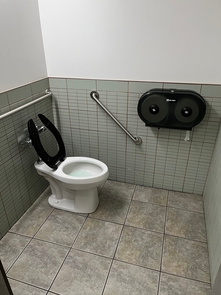 Salle de toilette homme au 1er étage