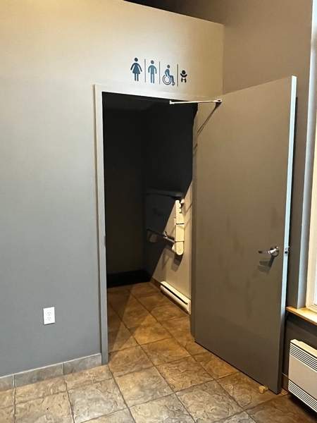 Accès salle de toilette accessible