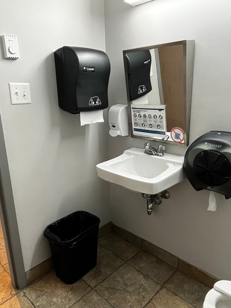 Lavabo salle de toilette accessible