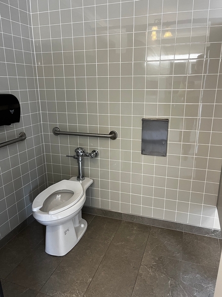 Salle de toilette publique accessible hall d'entrée