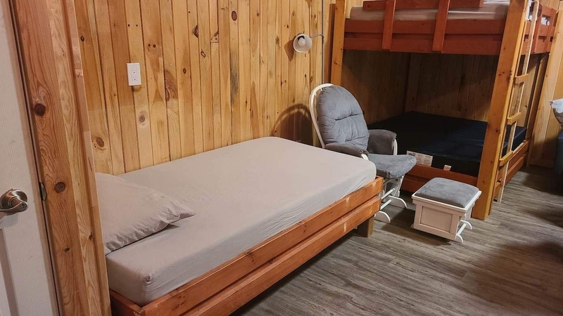Chalet 2: un lit superposé et un lit simple avec dégagement 