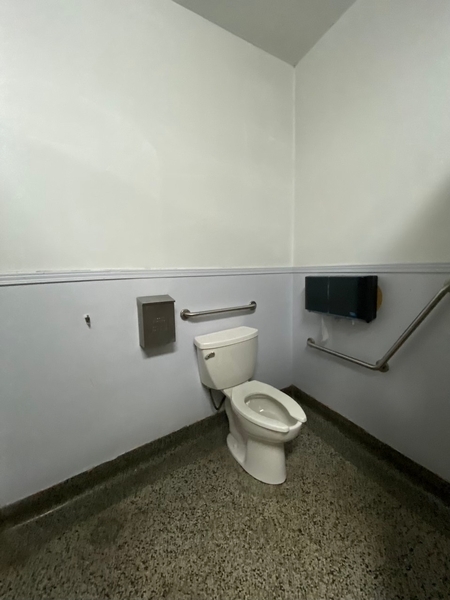 1e étage : salle de toilettes 