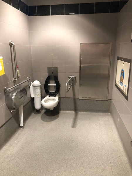 Salle de toilette universelle située dans la zone publique – Niveau des départs domestiques / internationaux