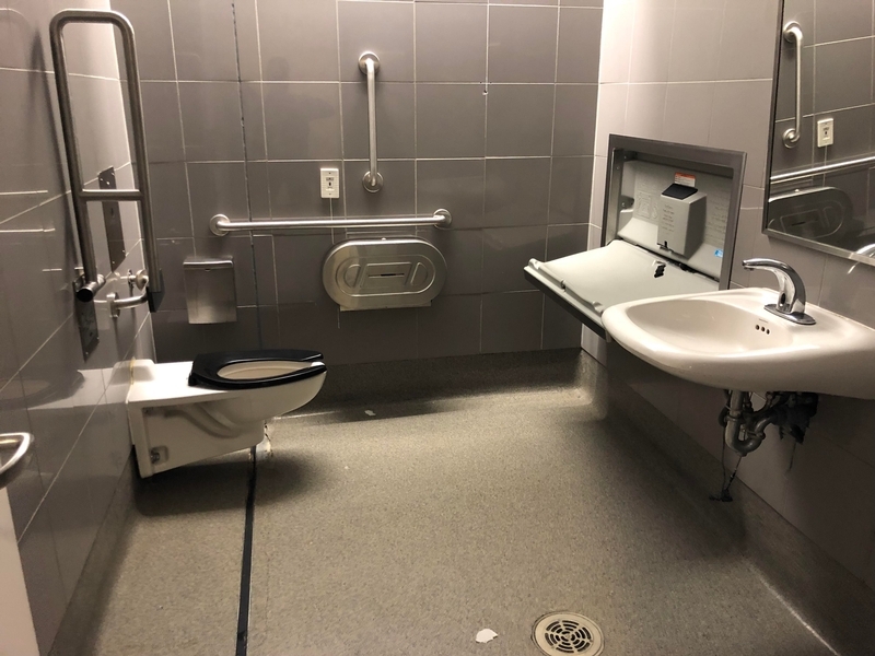 Salle de toilette universelle située dans la zone publique (niveau des départs États-Unis)
