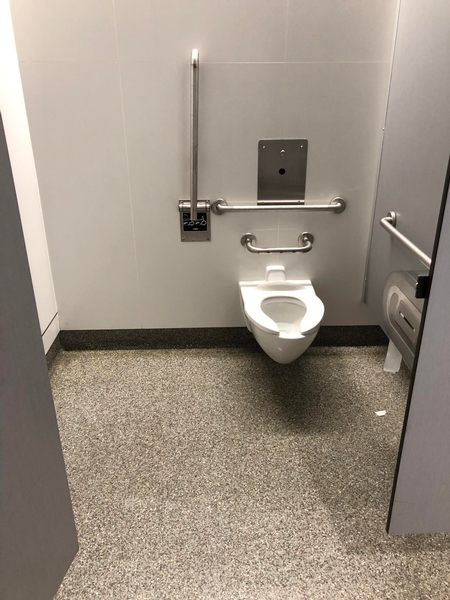 Cabine de toilette pour hommes située dans la zone réglementée transfrontalière