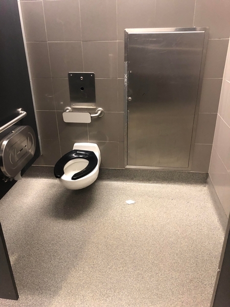 Cabine de toilette accessible située dans la zone réglementée (secteur des départs domestiques)