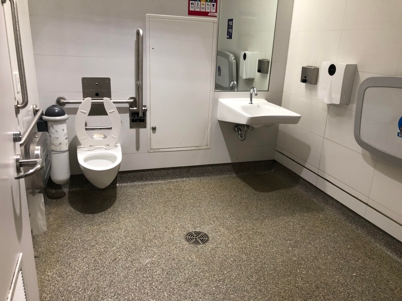 Salle de toilette universelle située dans la zone publique (niveau des départs internationaux, près de l'aire de restauration)