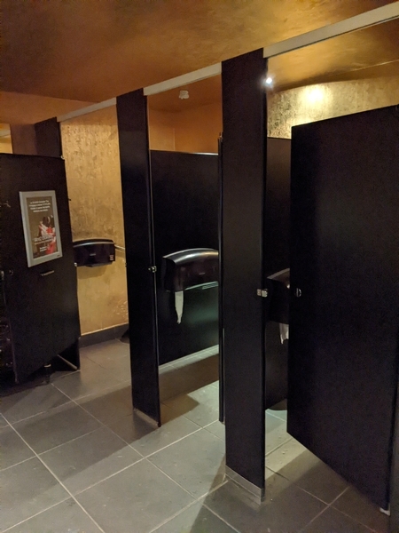 Salle de toilettes à cabinets multiples
