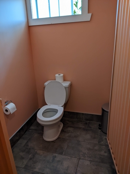 Toilettes partiellement accessible