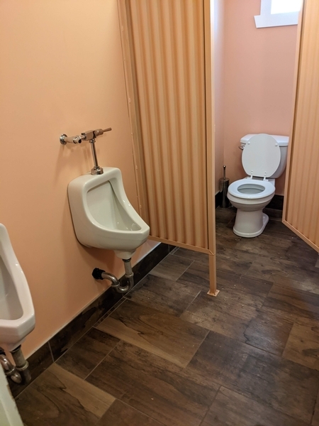 Salle de toilettes hommes et urinoirs