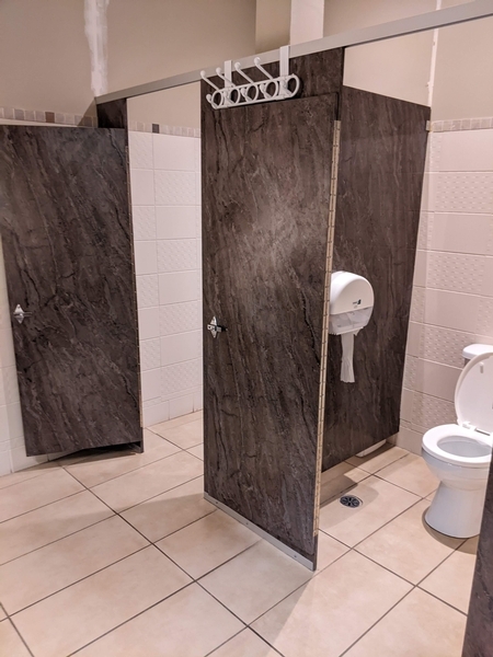 Salle de toilette dans les vestiaires