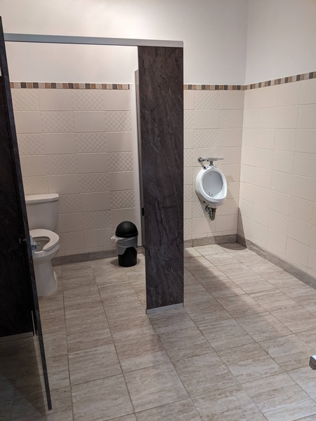 Salle de toilette hommes avec un cabinet accessible