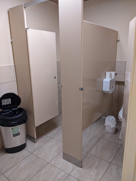 Salle de toilette à cabinets multiples
