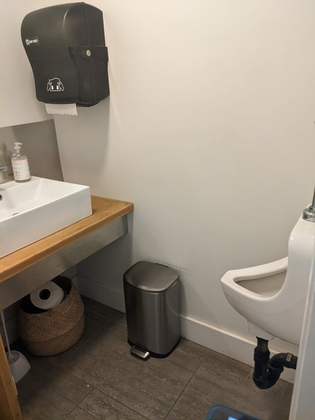 Salle de toilette à cabinet unique non accessible