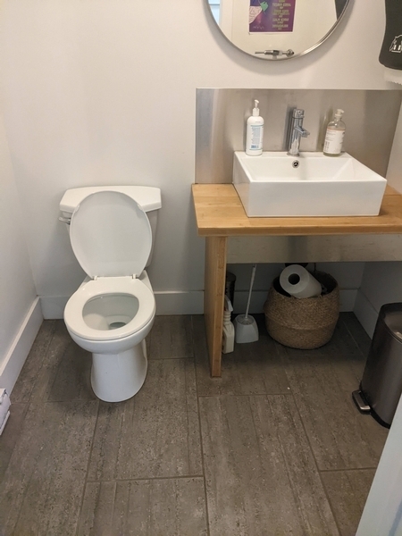 Salle de toilette à cabinet unique non accessible
