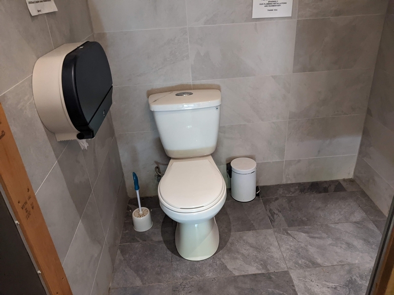 Cabinet adapté salle de toilette homme