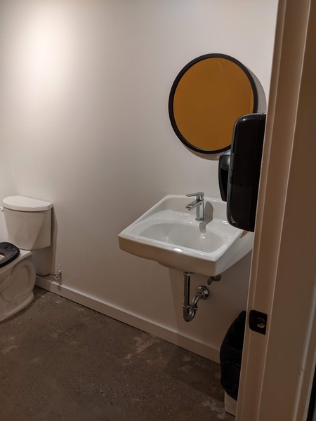 Salle de toilette à cabinet unique