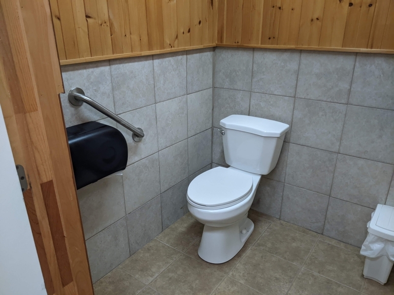 Toilette accessible dans le bloc sanitaire