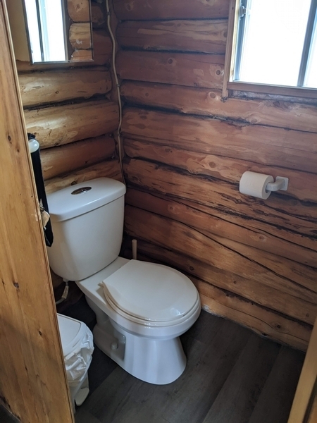 Toilette non-accessible à l'intérieur du chalet 3