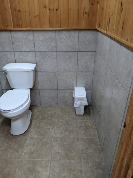 Toilette accessible dans le bloc sanitaire