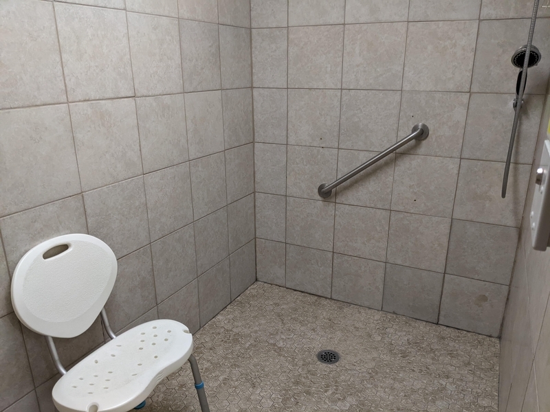 Douche accessible dans le bloc sanitaire