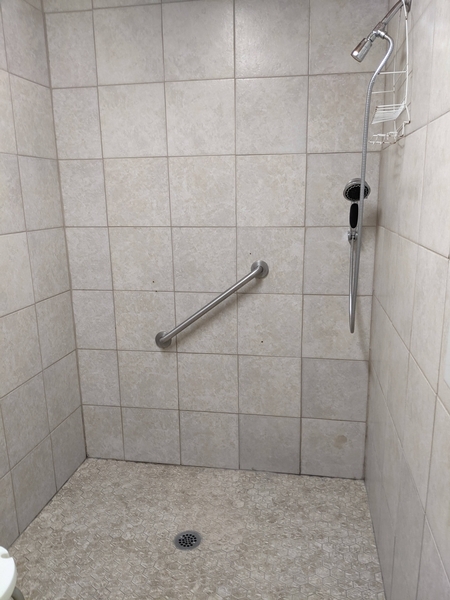 Douche accessible dans le bloc sanitaire